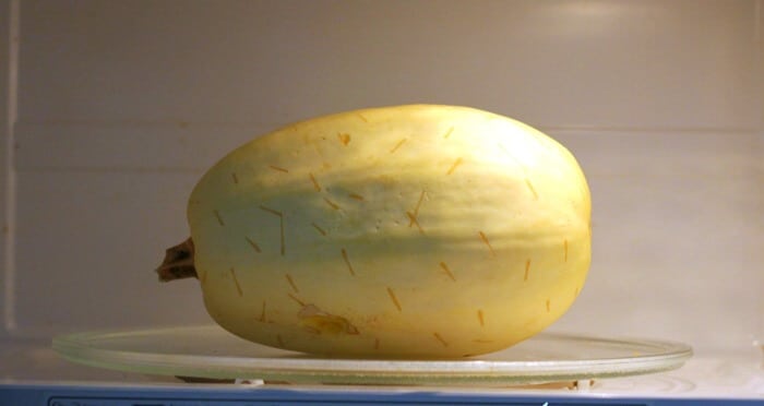 how long to cook spaghetti squash in the microwave