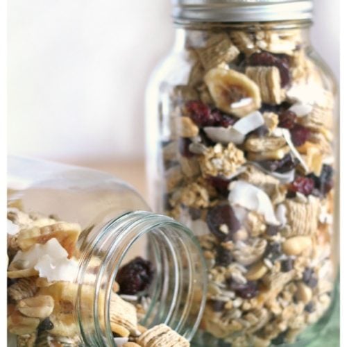 Peanut Butter Granola (with Chocolate Chips!) - Mama Loves Food