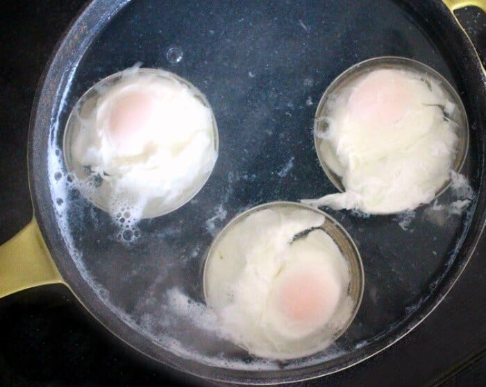 HOW TO MAKE A POACHED EGG