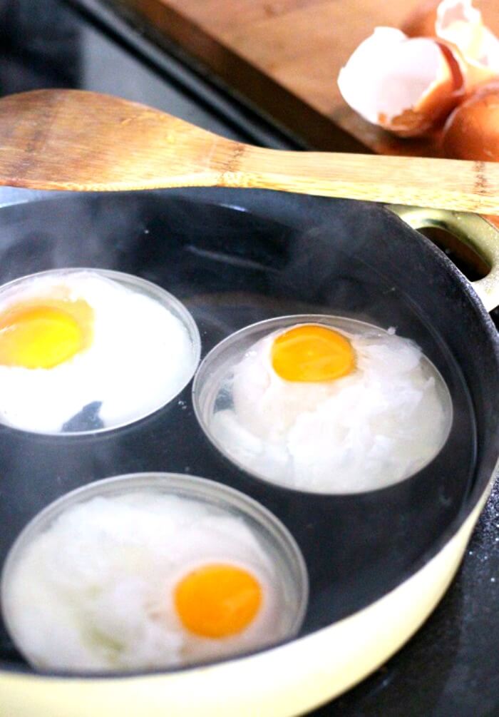 HOW TO MAKE POACHED EGGS