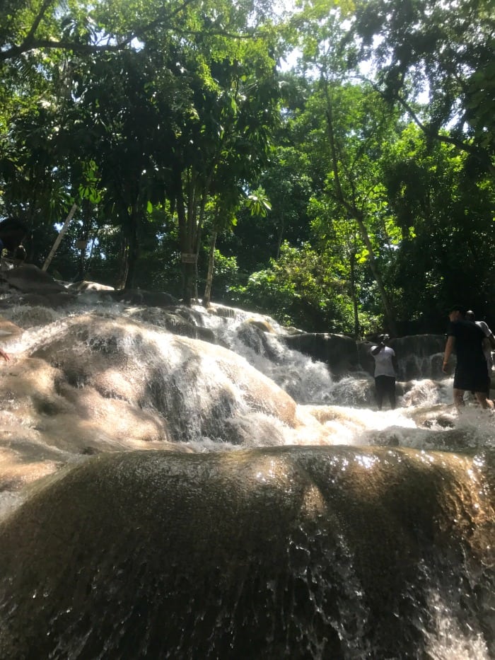 how many people go to dunns river falls in jamaica