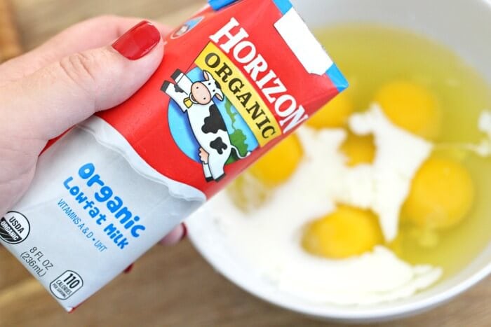 add milk to eggs for fluffy scrambled eggs (1)