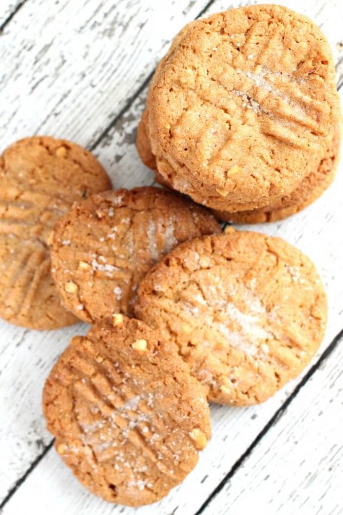 HOW TO MAKE PEANUT BUTTER COOKIES