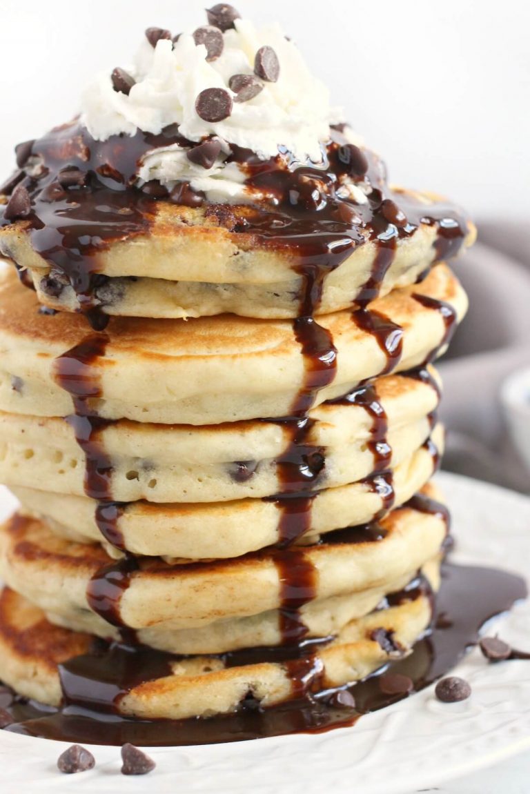EASY CHOCOLATE CHIP PANCAKES