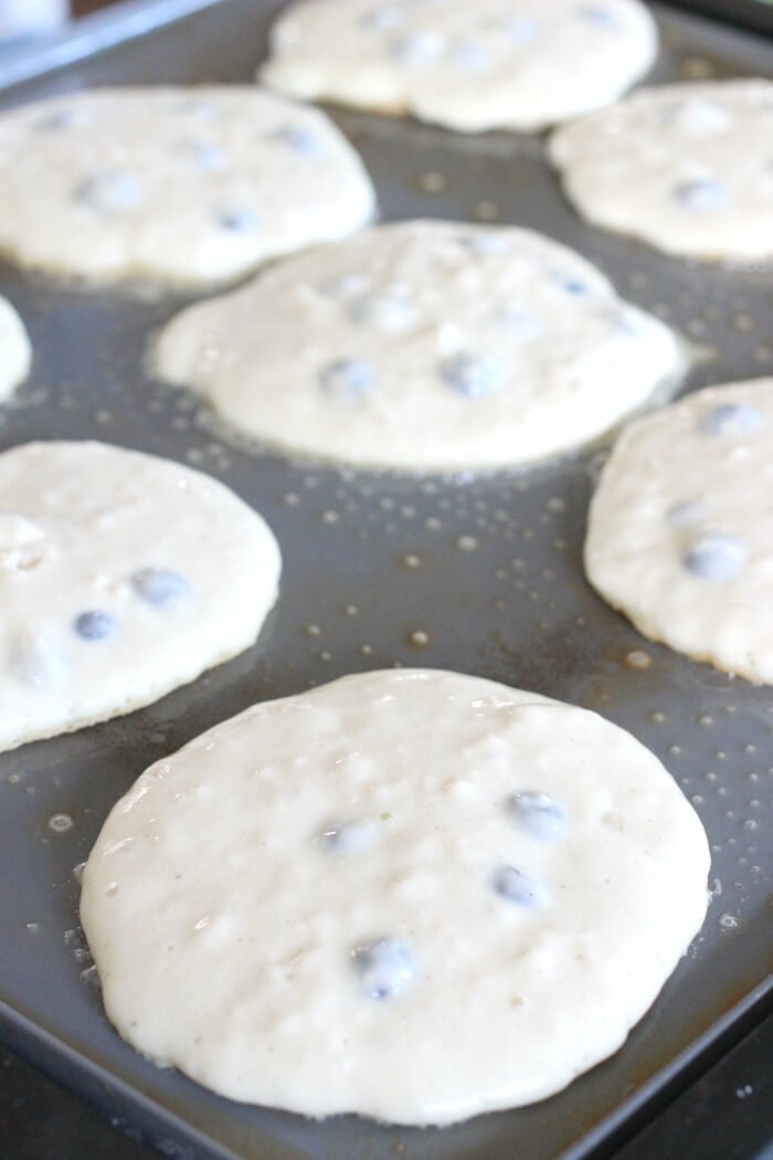 HOW TO MAKE BLUEBERRY PANCAKES