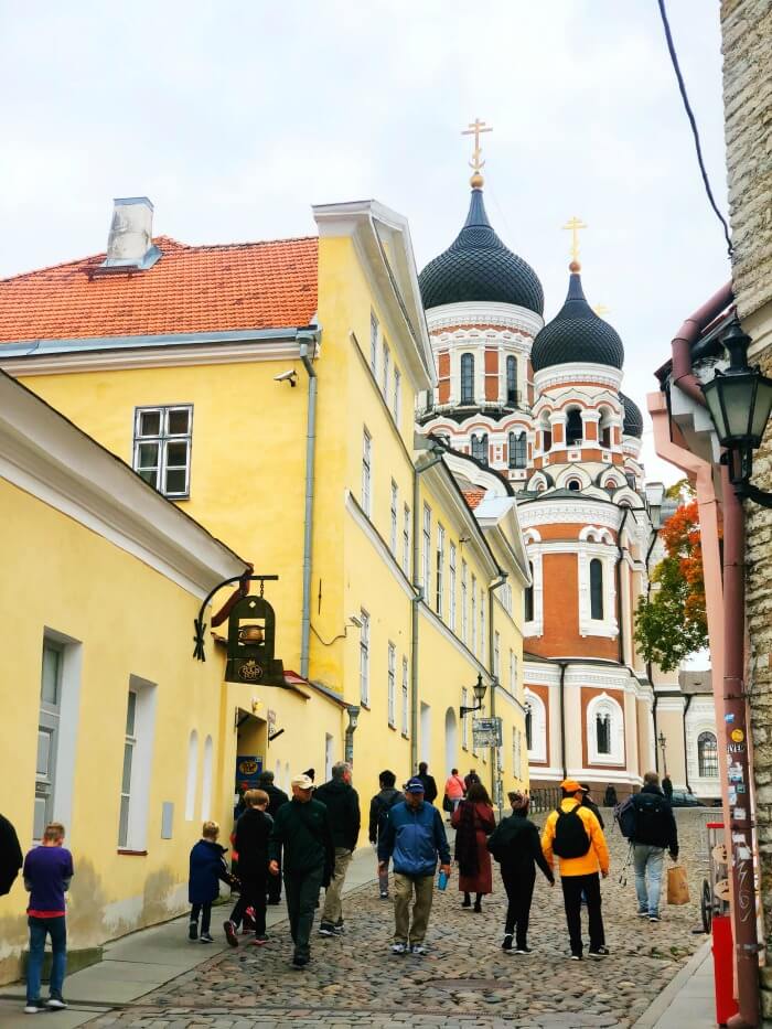 COLORFUL BUILDINGS AND RUSSIAN INSPIRED ARCHITECTURE TALLINN