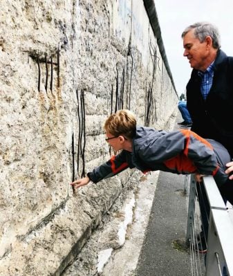 TOUCH THE BERLIN WALL