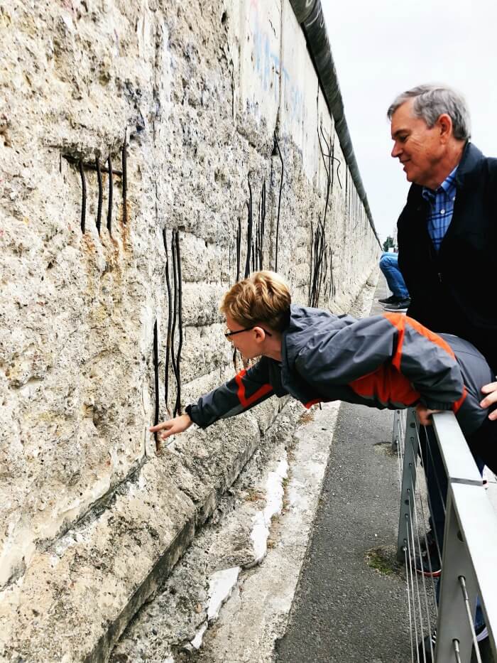 TOUCH THE BERLIN WALL