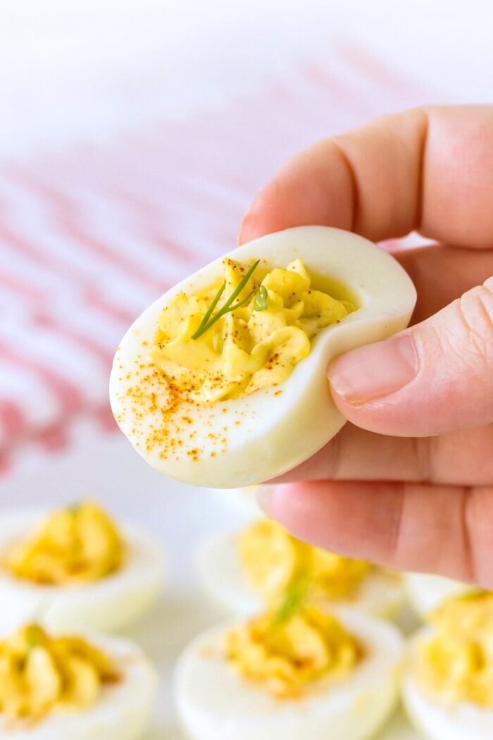 HOW TO MAKE DEVILED EGGS