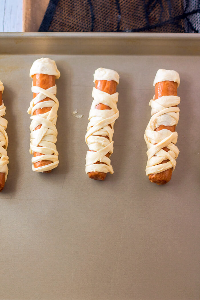 HOW TO MAKE MUMMY HOT DOGS