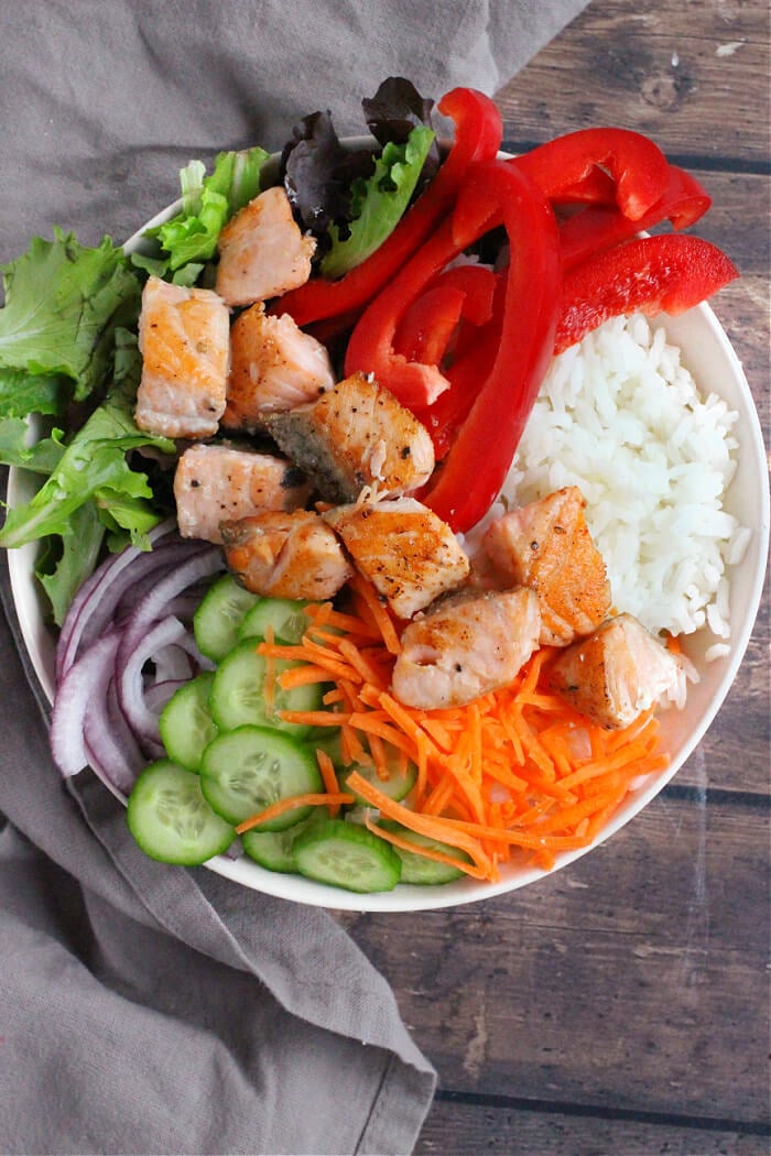 SALMON BOWL WITH RICE AND LETTUCE
