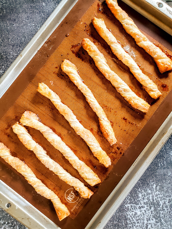 HOW DO YOU MAKE PUFF PASTRY CINNAMON TWISTS