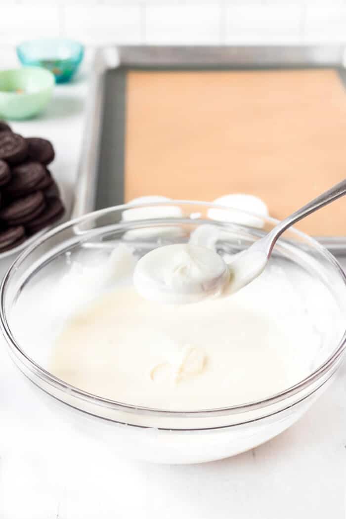 HOW TO MAKE WHITE CHOCOLATE DIPPED OREOS