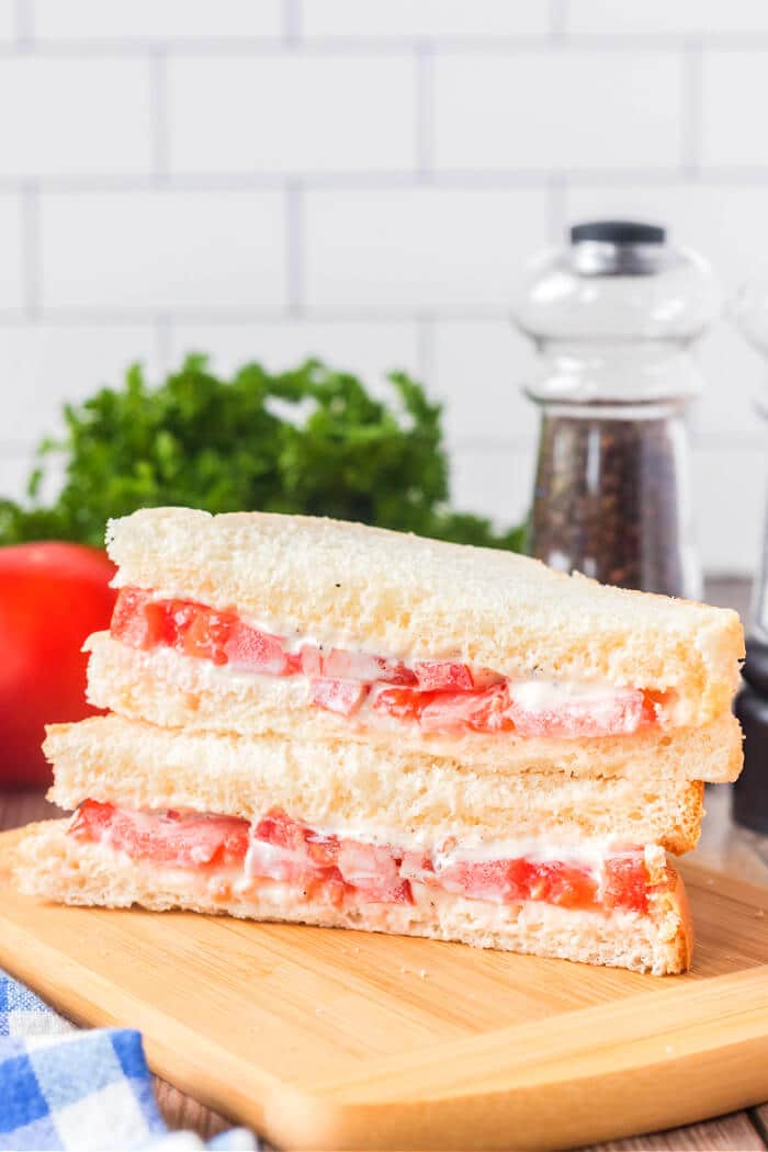 TOMATO SANDWICH WITH MAYO AND PEPPER