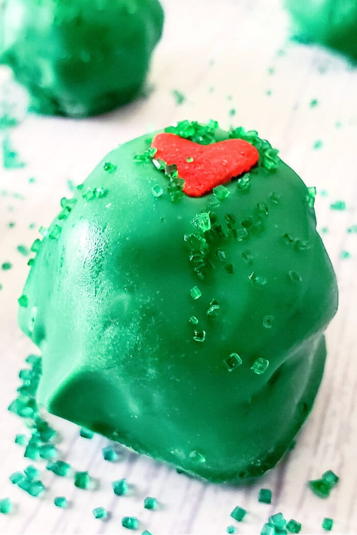 Grinch truffles are deliciously precious oreo truffles that are sure to make anyone’s heart grow a few sizes! GRINCH OREO TRUFFLES