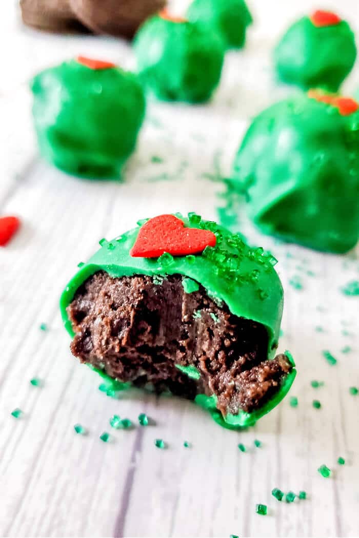 Grinch truffles are deliciously precious oreo truffles that are sure to make anyone’s heart grow a few sizes! GRINCH TRUFFLES