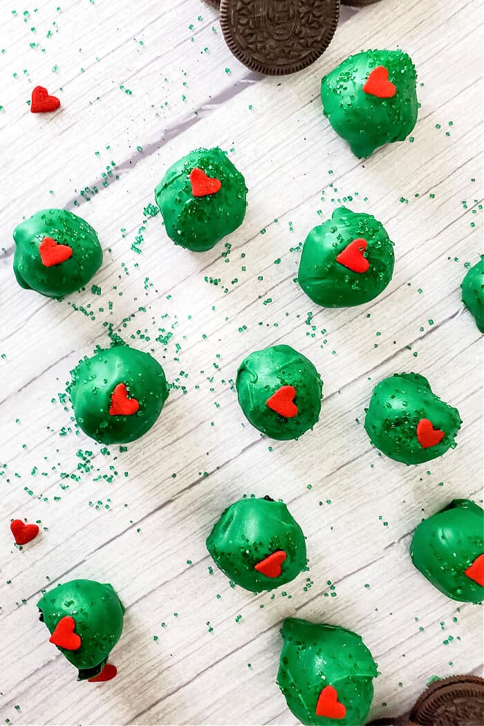 Grinch truffles are deliciously precious oreo truffles that are sure to make anyone’s heart grow a few sizes! OREO GRINCH TRUFFLES