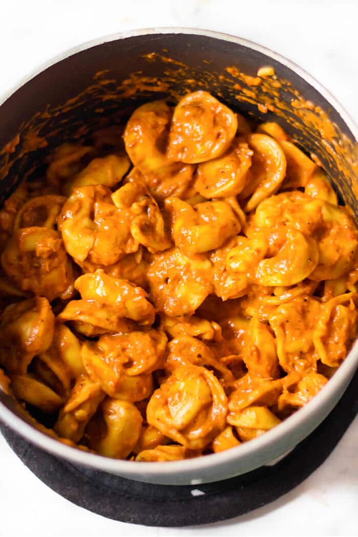 Roasted red pepper tortellini is a favorite dish made with red bell peppers, onion, garlic, and cheese tortellini! ROASTED RED PEPPER TORTELLINI RECIPE