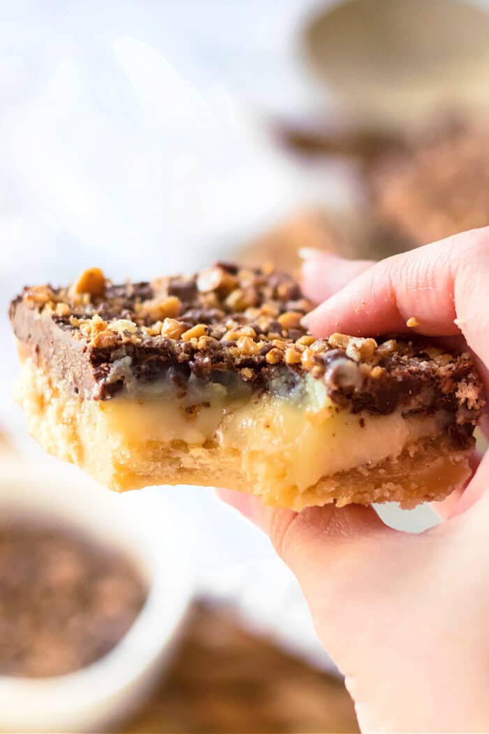 Chocolate toffee bars made with butter, brown sugar, sweetened condensed milk, chocolate chips & toffee are a delicious grab and go treat! SHORTBREAD CHOCOLATE TOFFEE BARS