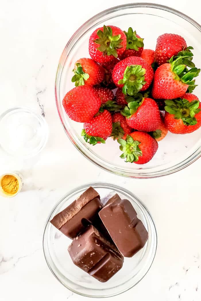 Chocolate covered strawberries are a sweet treat for any occasion and we make these extra special by adding a beautiful touch of gold dust! CHOCOLATE COVERED STRAWBERRIES INGREDIENTS