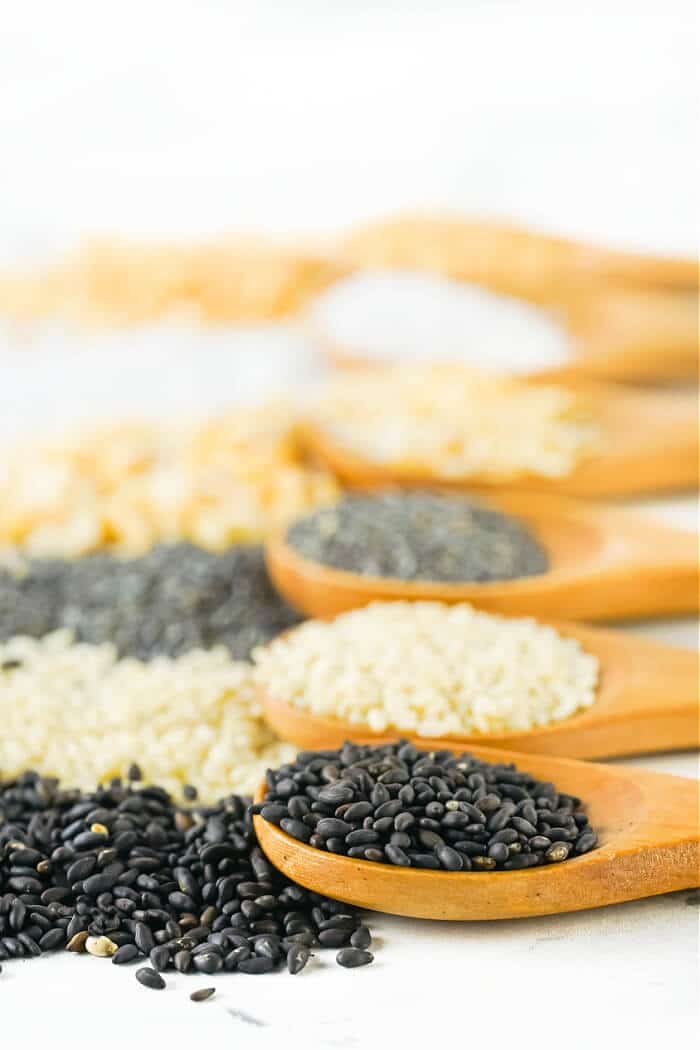 Everything bagel seasoning is a delicious seasoning blend to keep in your pantry for adding flavor to every meal (and snack!) of the day! EVERYTHING BAGEL SEASONINGS RECIPE
