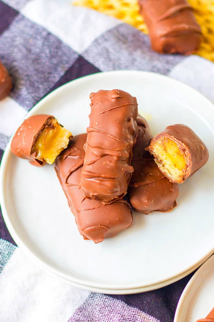 Homemade Twix bars are your favorite candy bar made right in your home with an easy shortbread, caramel, and melted chocolate! HOMEMADE TWIX RECIPE