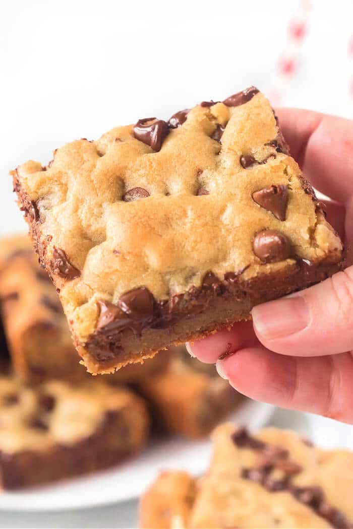 SOFT CHOCOLATE CHIP COOKIE BARS