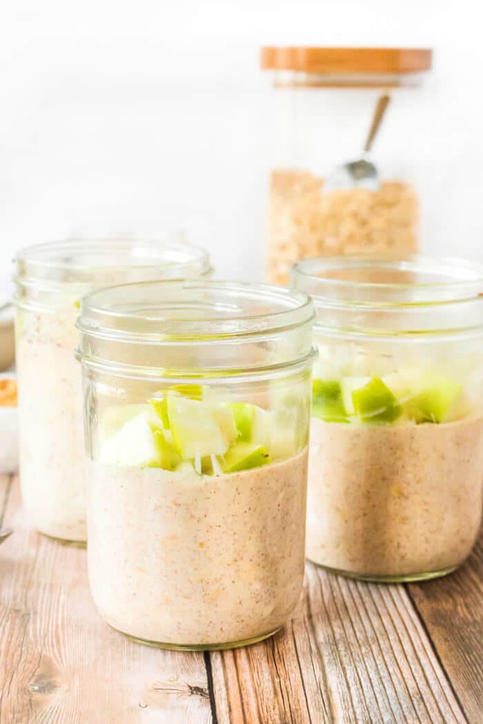 Apple cinnamon overnight oats are a great simple breakfast made with oats, milk, yogurt, brown sugar, cinnamon and chopped apples! APPLE AND CINNAMON OVERNIGHT OATS