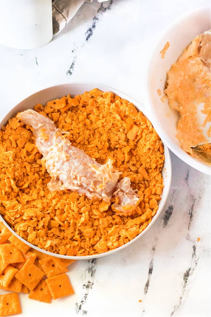 Cheez it chicken is a crunchy fun chicken dish with shredded cheddar cheese and Cheez-it crackers for a flavorful chicken tender! CHEEZ IT CHICKEN RECIPE
