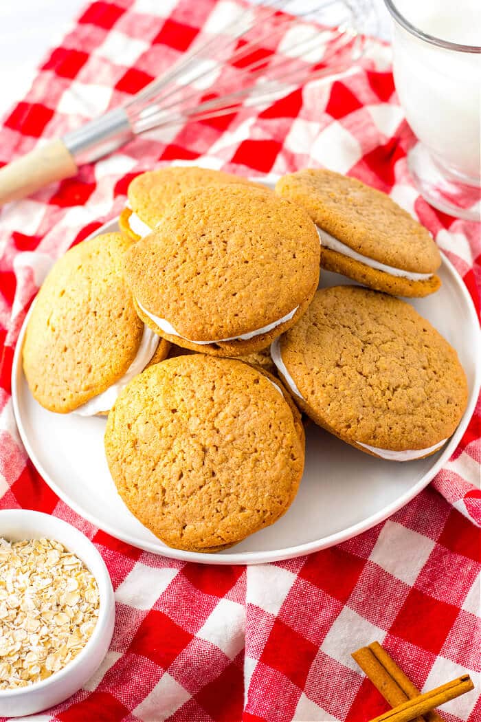 Oatmeal creme pies are a homemade version of your favorite Little Debbie treat made with oatmeal, cinnamon and a marshmallow cream filling! COPYCAT OATMEAL CREME PIES
