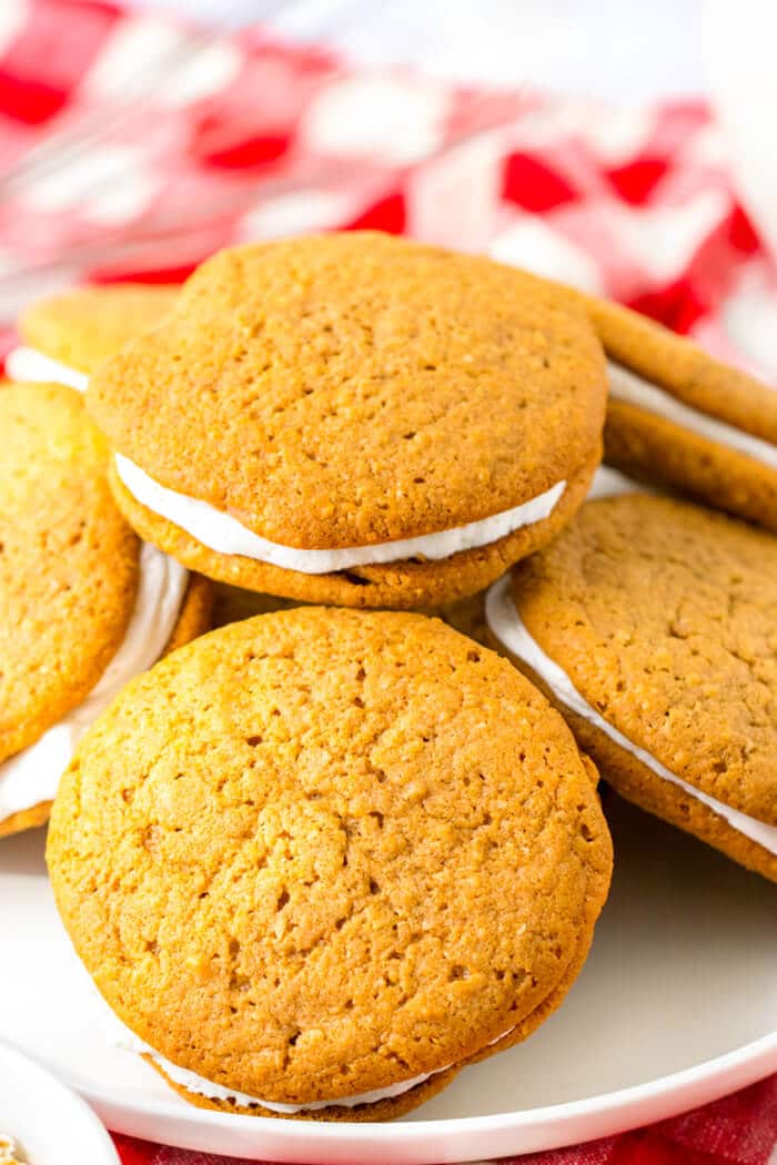Oatmeal creme pies are a homemade version of your favorite Little Debbie treat made with oatmeal, cinnamon and a marshmallow cream filling! HOMEMADE OATMEAL CREME PIES