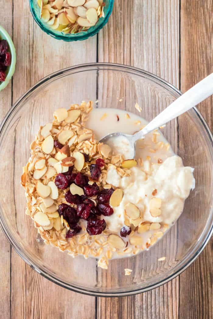Mix everything well. Multiply the recipe by the number of servings you want to make. HOW TO MAKE CRANBERRY OVERNIGHT OATS