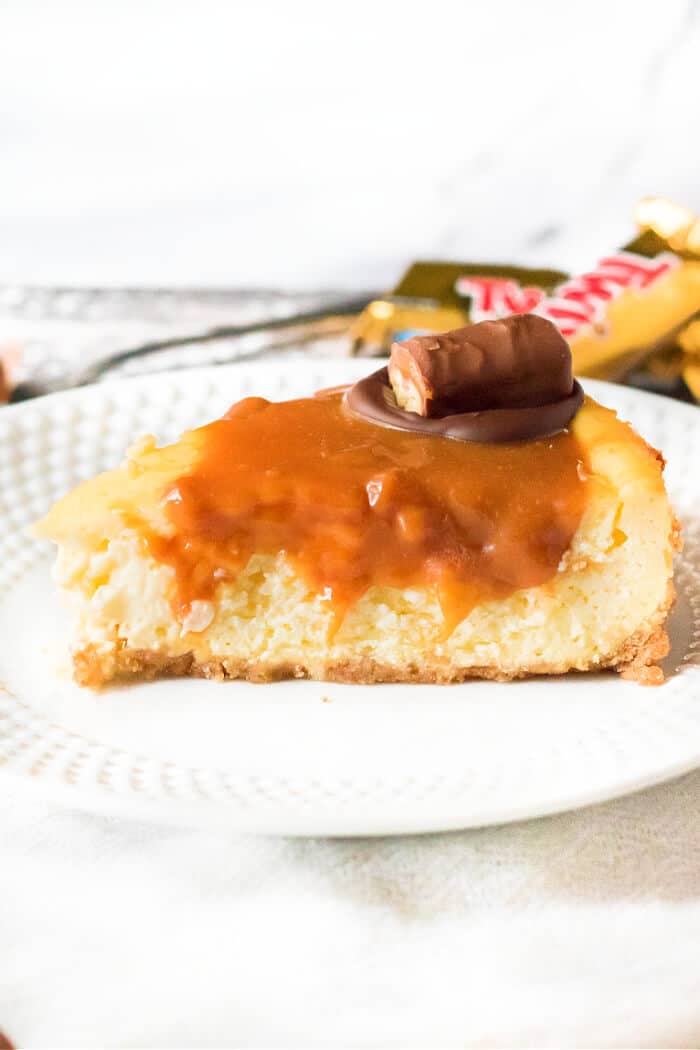 Twix cheesecake is a delightful dessert made with a cookie crust and homemade cheesecake topped with caramel, chocolate and of course, Twix! RECIPE TWIX CHEESECAKE